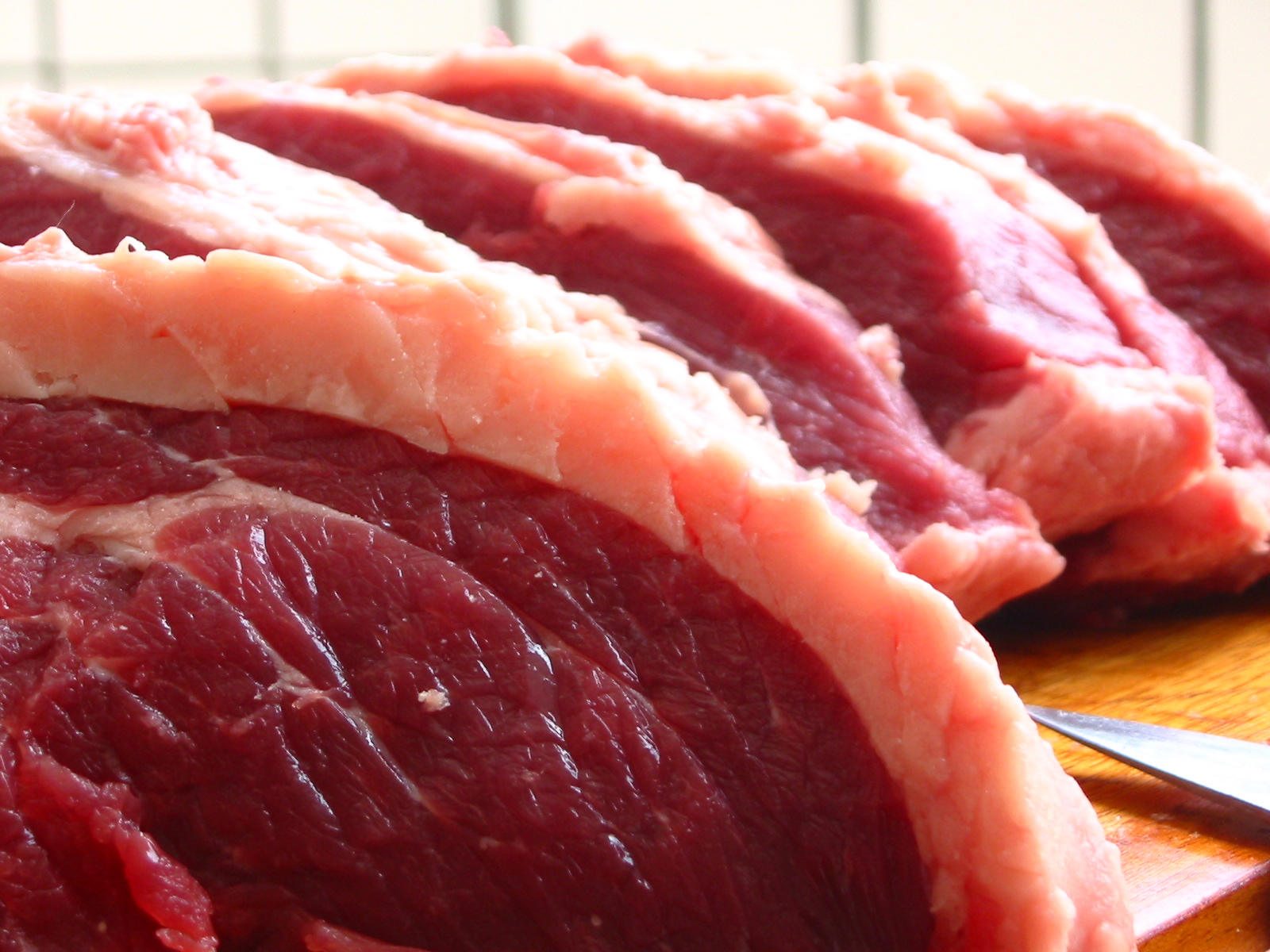 Noua dilemă a europenilor: ce facem cu carnea care se adună în congelatoare?