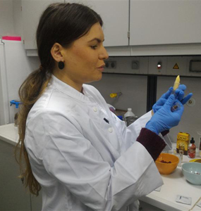 Cercetătorii de la USAMV Cluj-Napoca au inventat rujul molecular din fructe, care hidratează buzele, dar se poate şi mânca