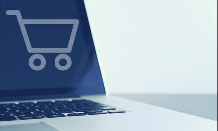 Vânzările magazinelor online au crescut cu 76% în 2021