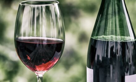 Cercul vicios al viticulturii românești: producătorii fac vinuri de calitate, dar în continuare mai mult de jumătate se consumă vin în peturi, făcut acasă