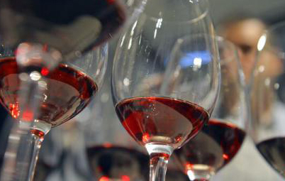 De ce ajung românii să prefere vinurile roșii în perioada sărbătorilor de iarnă